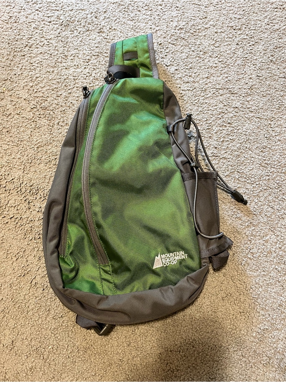Mountain Equipment Green Single-Shoulder Sling Backpack